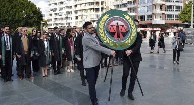 Avukatlar çelenk sundu