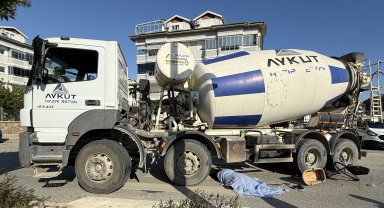 Beton mikserin altında kalan bisikletli hayatını kaybetti