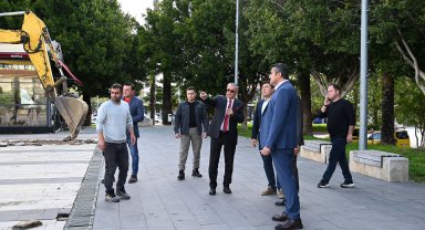 Kemer Cumhuriyet Meydanı'nda tadilat çalışması