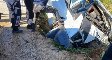 Minibüs şarampole devrildi: 2 yaralı