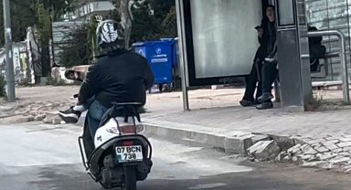 Motosiklette bacak bacak üstüne atıp yolculuk yaptı