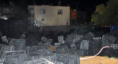 Plastik kasalar yandı