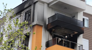 Üst daireye sıçrayan yangında, 1 kişi dumandan etkilendi