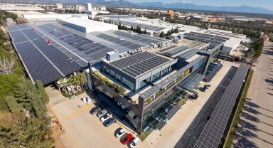 Bu fabrikaların çatıları elektrik üretiyor