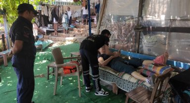 Kaleköy'de düşen turist, sahil güvenlik botuyla ambulansa götürüldü