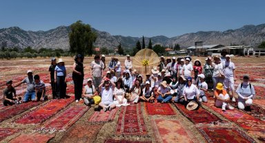 Kilim tarlalarını gezdiler