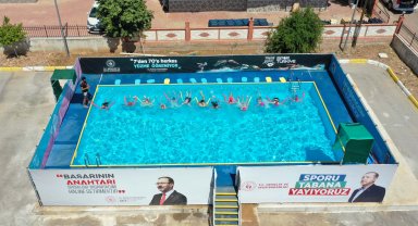 Kırsaldaki çocuklara portatif yüzme havuzu