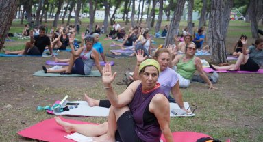 Konyaaltılılar keman dinletisi eşliğinde yoga yaptı
