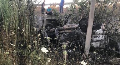 Takla atan araç direğe çarptı; camdan fırlayan sürücü öldü