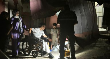 Kendisini savunmak isterken tartıştığı kişiyi tabancayla yaraladı