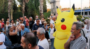 Müze önünde Pikaçu'lu eylem