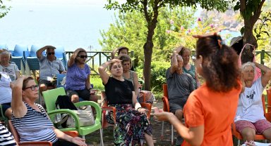 Yaşlı Evi'nde yoga ve meditasyon