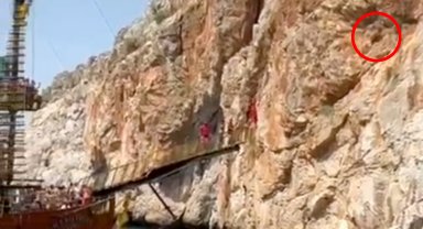 3 gündür kayalıkta mahsur olan keçiyi tekneciler kurtardı