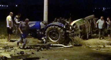 Antalya- Traktör ile otomobil çarpıştı: 2 yaralı Video eklendi