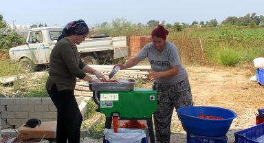 Denizyakalı'ya salça yapma makinesi