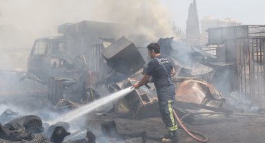Sera atıklarının olduğu arazideki yangında 2 kamyonet yandı
