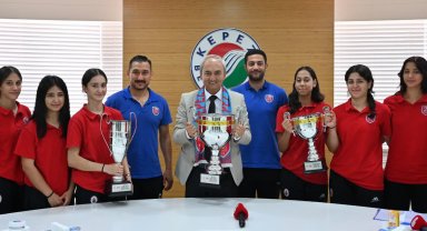 Türkiye'nin gol kraliçesi Gazel Dikme, Kepez'i gururlandırdı