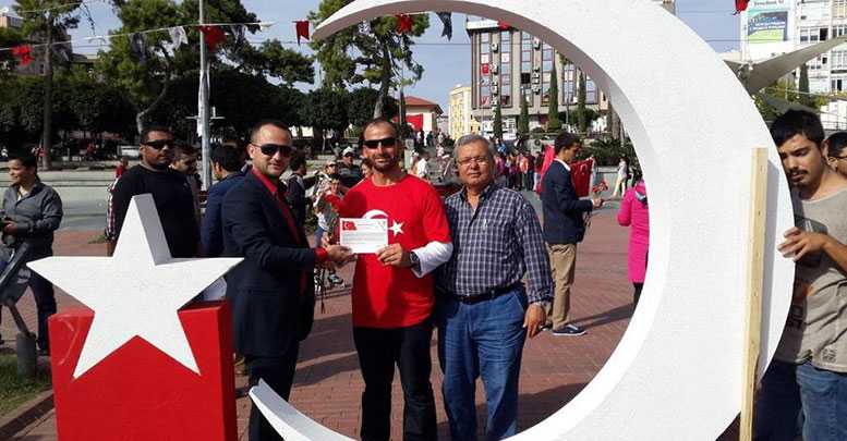 AK gençlerden karanfil ile ‘Gençliğe Hitabe’