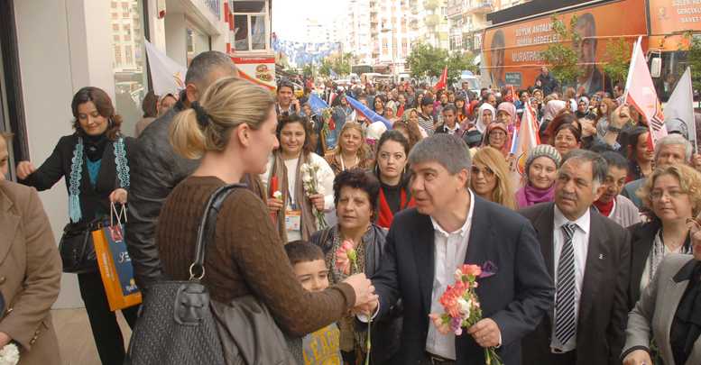 AK Kadınlardan çiçek