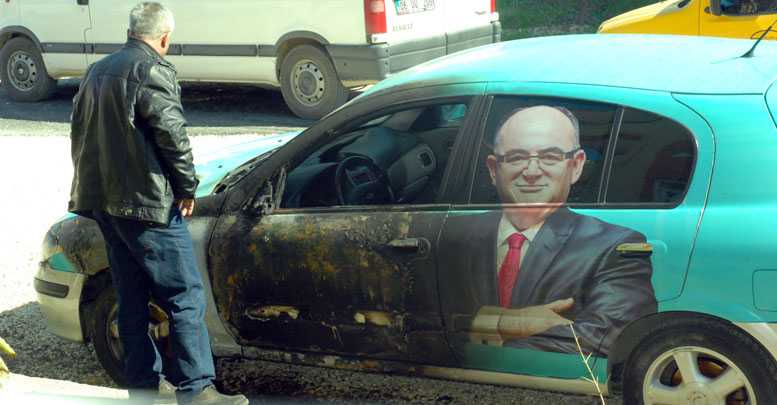 Ak Parti’nin seçim aracı kundaklandı