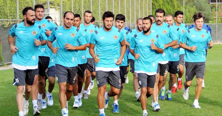 Alanya evinde terliyor