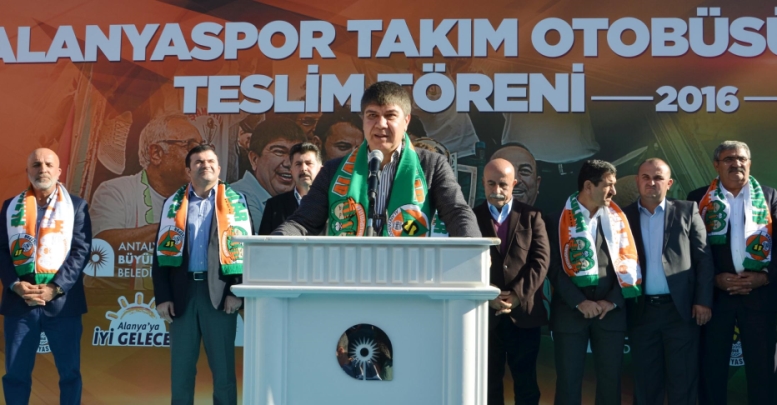 Alanyaspor'a otobüs hediye etti
