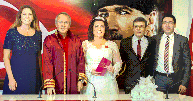 ALKIŞLARLA EVLENDİLER