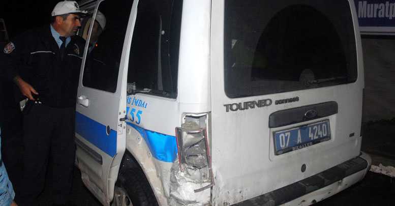 Alkollü sürücü polis aracına çarptı: 2 yaralı