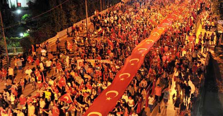 Antalya’da ‘bayraklı’ fener alayı yürüyüşü