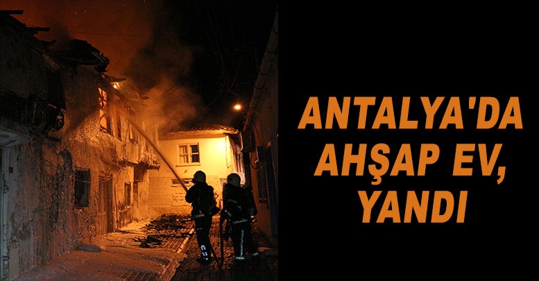 Antalya'da ahşap ev, yandı