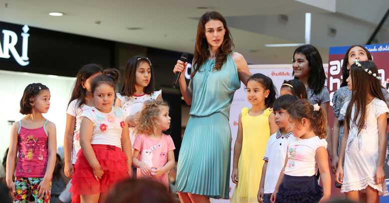 Ayşe Hatun çocuklarla