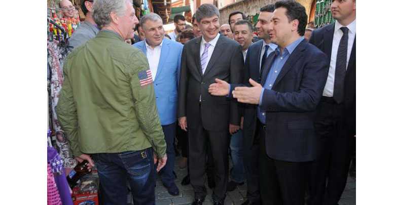 BABACAN’I GÖRÜNCE BİRA ŞİŞESİNİ SAKLADI