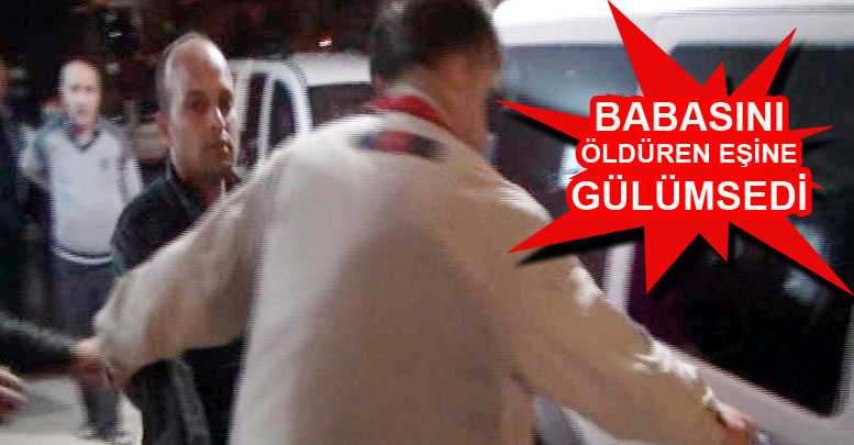 Babasını öldüren eşine gülümsedi