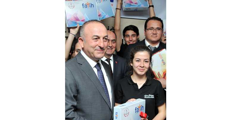 Bakan Çavuşoğlu TABLET dağıttı
