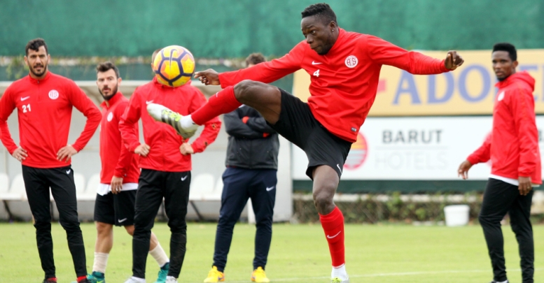 Başakşehir mesaisi sürüyor
