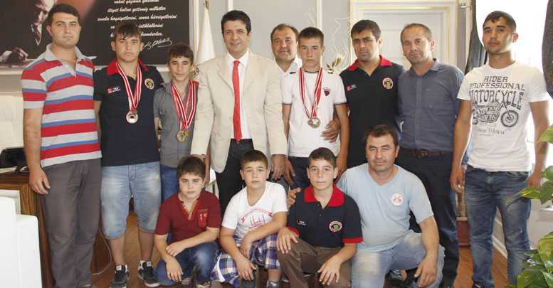 Başkan, Kırkpınar’dan dönen güreşçileri ağırladı