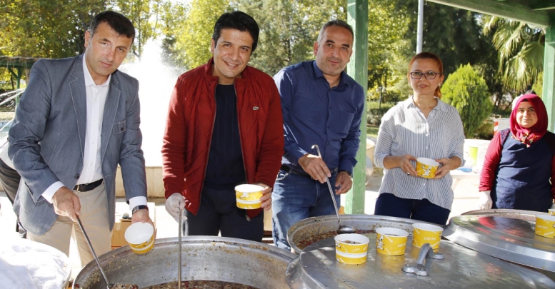 Başkan Genç aşure dağıttı