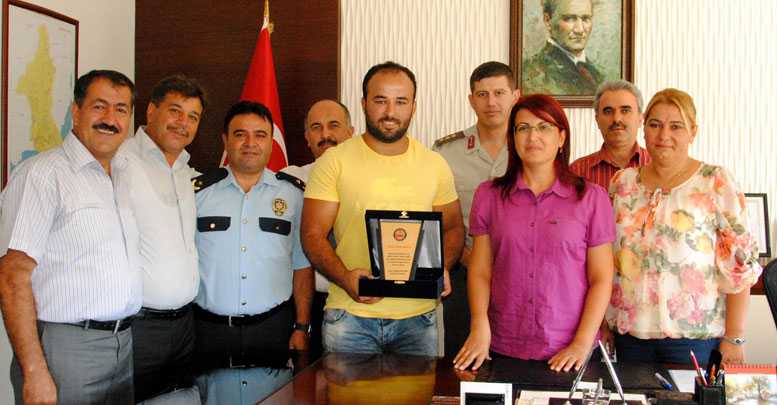 Başpehlivana plaket verdi