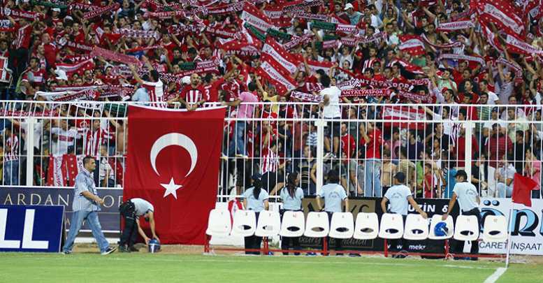 Bayrağını al stadyuma gel