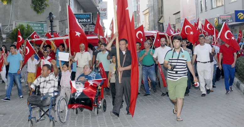 Bayrak için yürüdüler