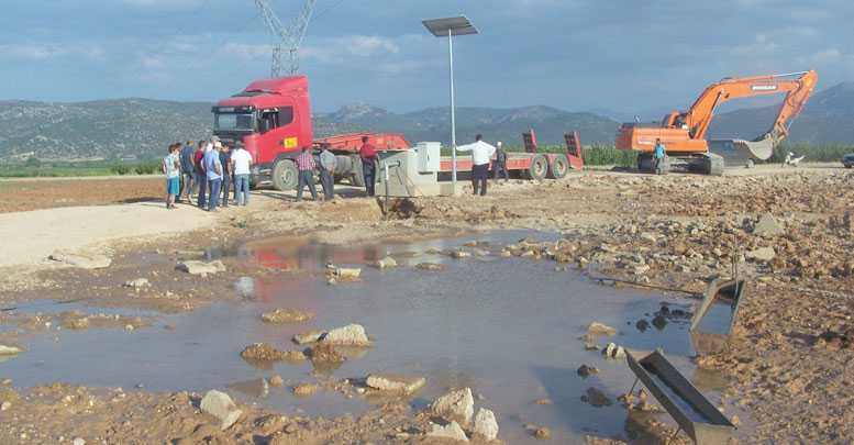 Boru patladı, meyve bahçeleri susuz kaldı