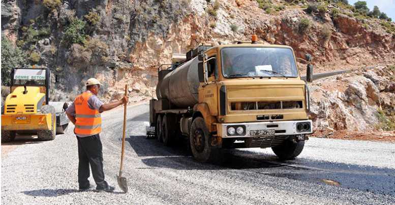 Büyükşehir Demre’yi asfaltlıyor