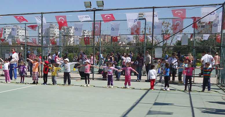 Büyükşehir’in ücretsiz tenis kursu başladı