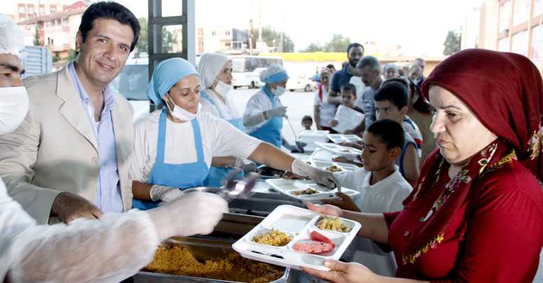 Çadırda yemek dağıttı