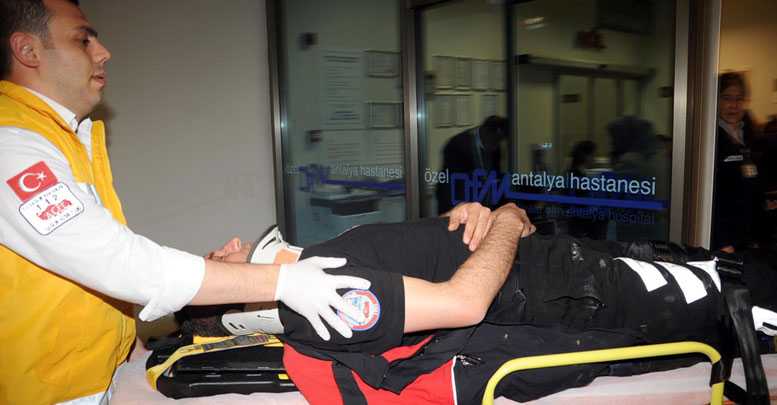 Çalıntı motosikletle polise çarptı