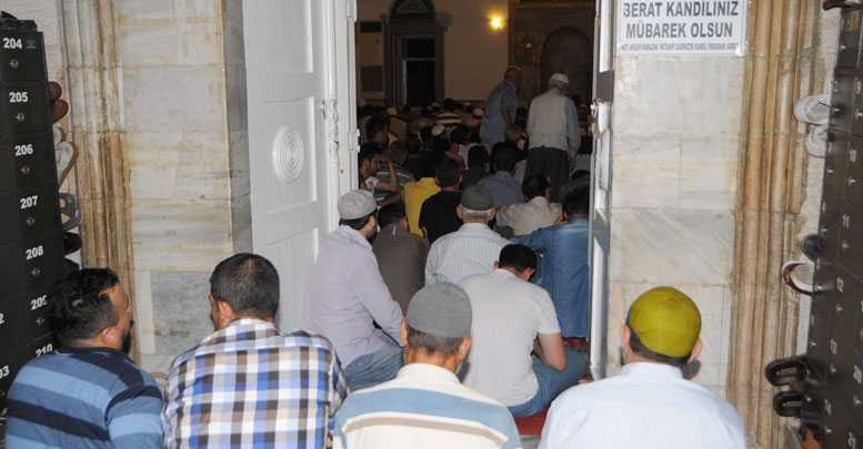 Camiler doldu taştı
