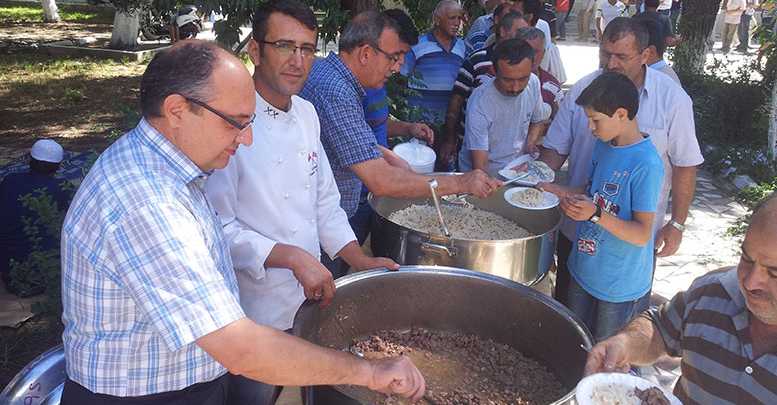 Cemaate etli pilav ve lokma