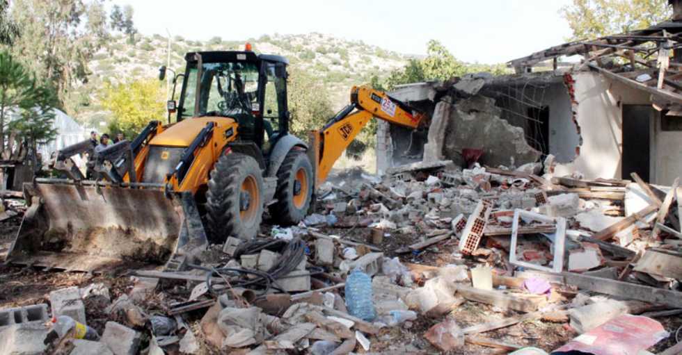 Demre’de kaçak yapılar yıkılıyor