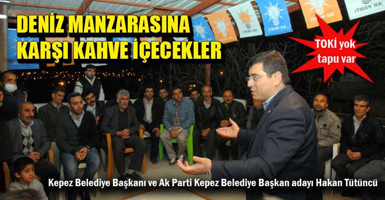 Deniz manzarasına karşı kahve içecekler