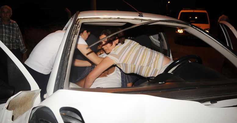 Direğe çarpan otomobilde sıkıştı